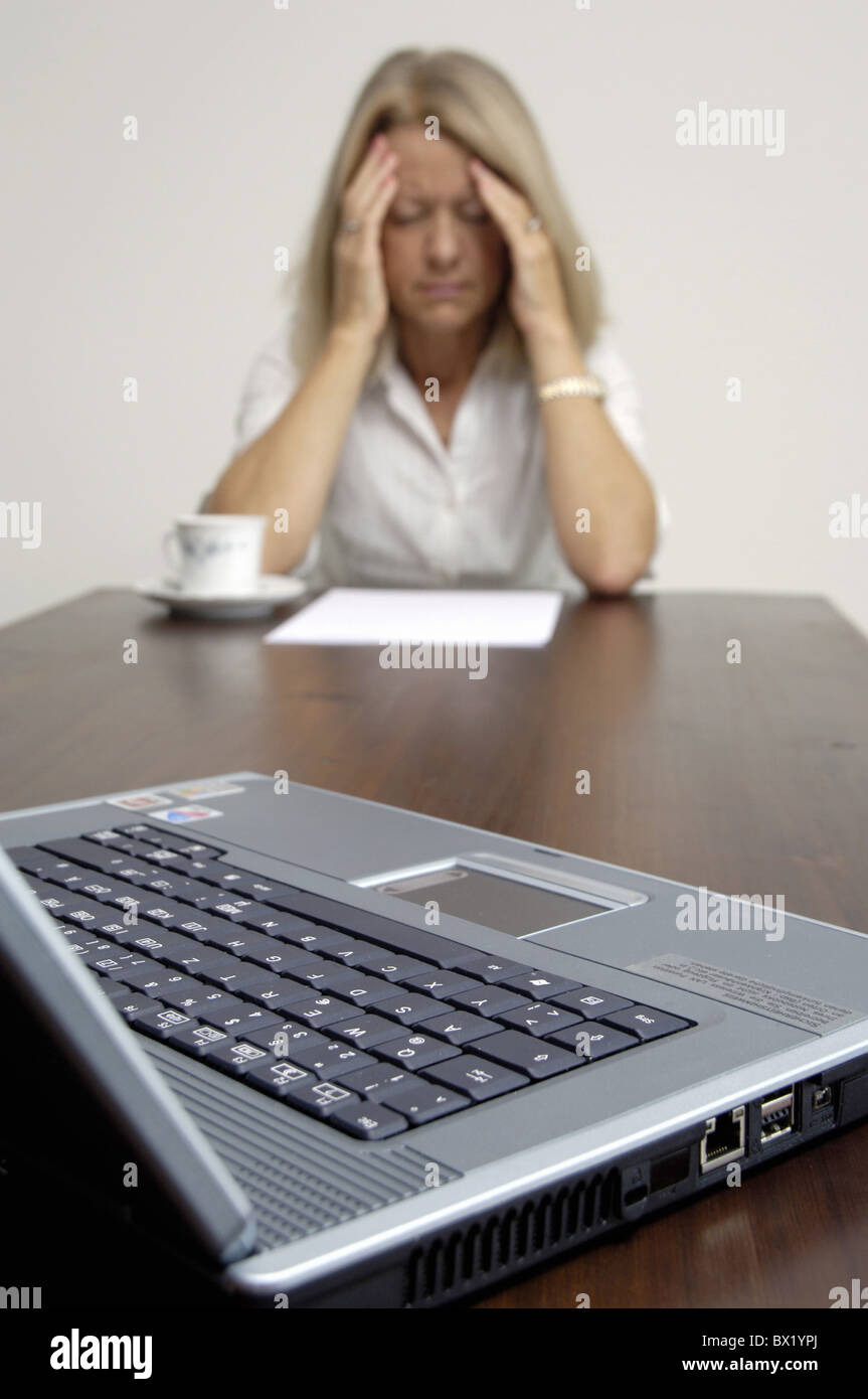 Frau Schmerzen Schmerzen Notebook Laptop Stress überfordert überarbeitet müde Mangel an Schlaf Arbeit arbeiten Problem problem Stockfoto
