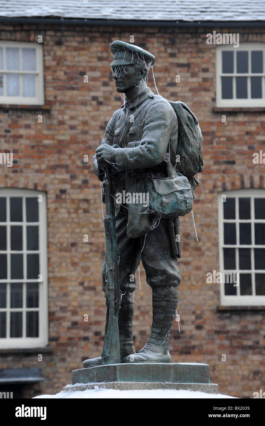 Krieg-Denkmal eines Soldaten in Frost bedeckt Stockfoto