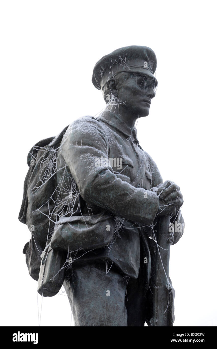 Krieg-Denkmal eines Soldaten in Frost bedeckt Stockfoto