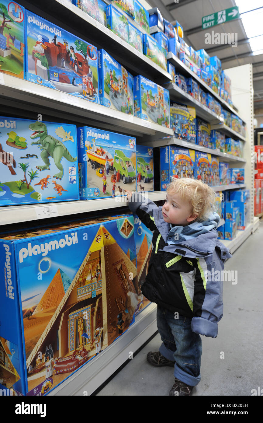 Kleinkind im Spielzeugladen uk Stockfoto