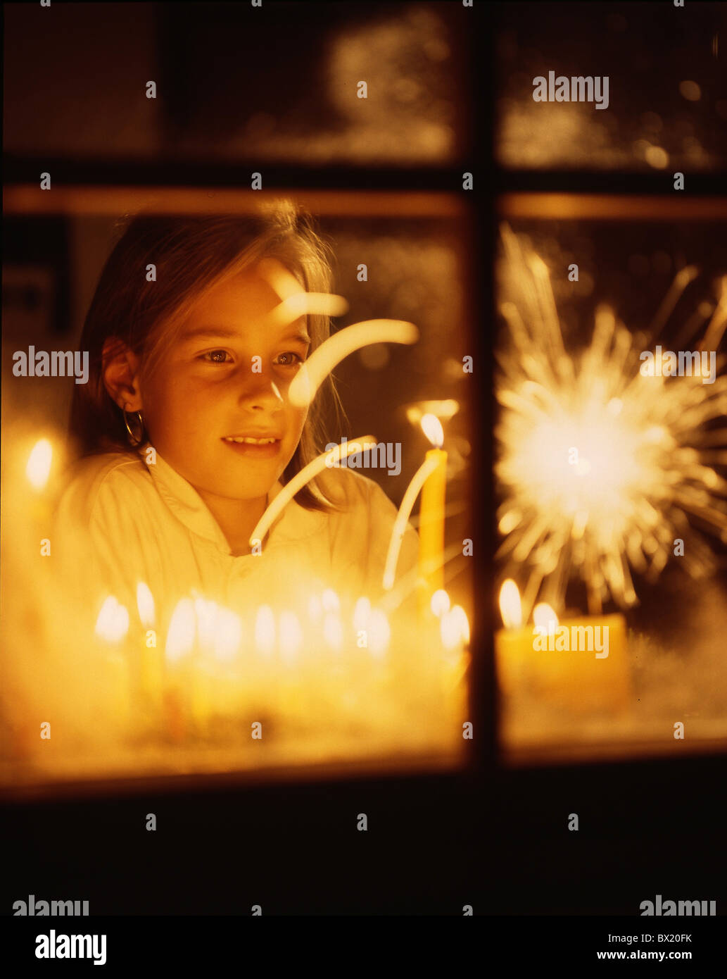Kind Urlaub Neujahr Eves Mädchen Windows Kerzen Wunderkerze Weihnachtsstimmung Stockfoto