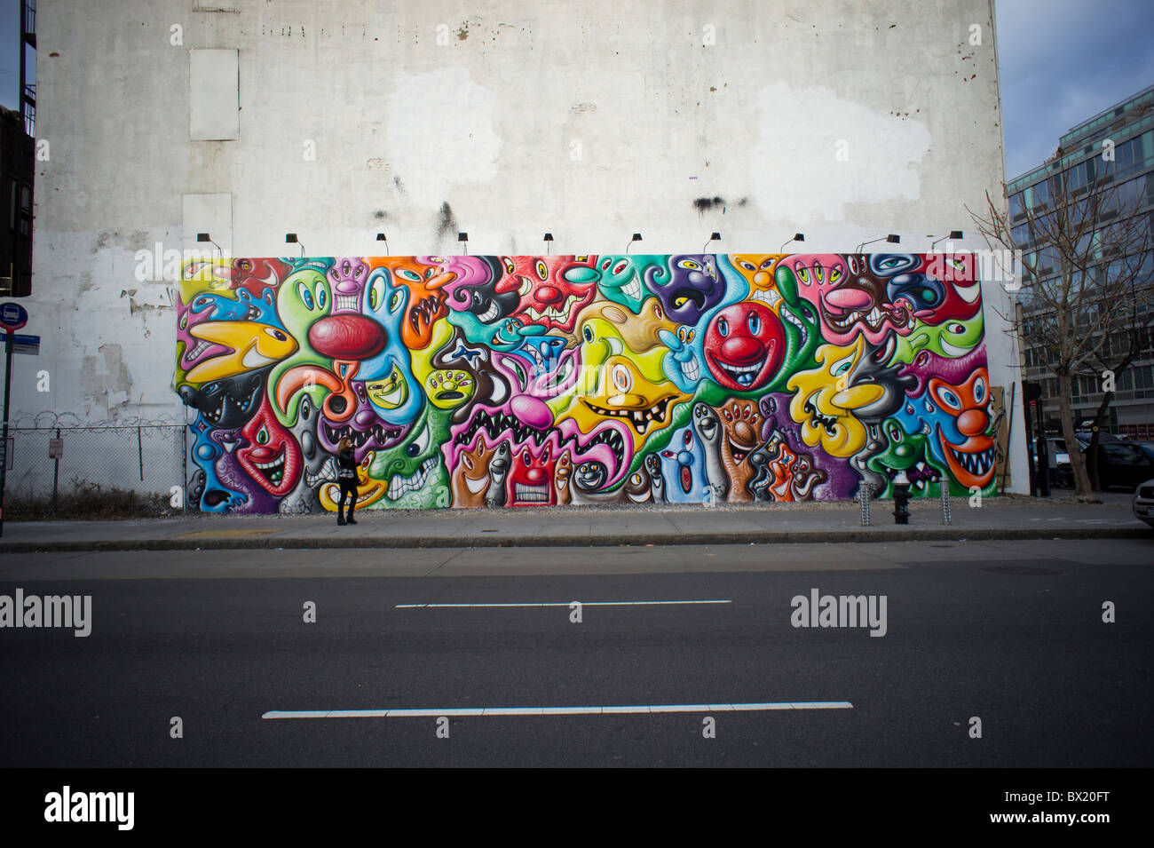 Ein Wandbild des Künstlers Kenny Scharf ist an der Ecke der Bowery und Houston Street in New York gesehen. Stockfoto
