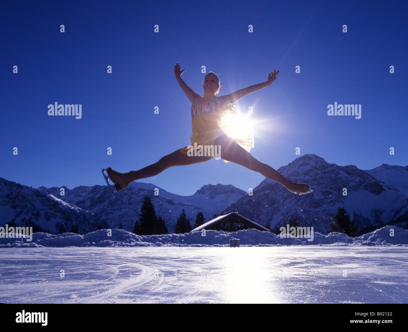 Eiskunstlauf Eiskunstlauf Kür Eis Frau springen Berge Alpen Wintersport Wintersport Arosa Graubünden Stockfoto