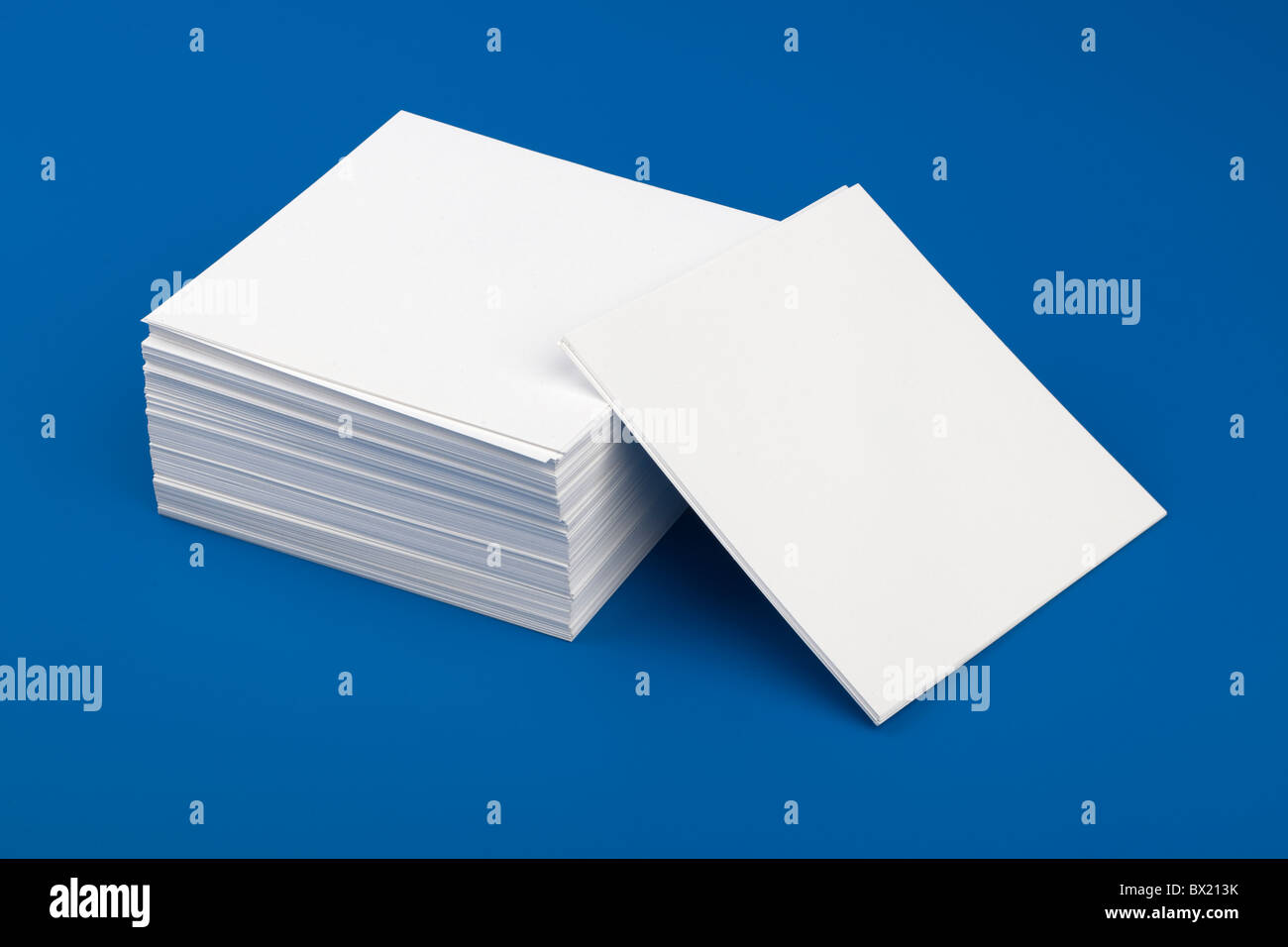 Haufen von quadratische weiße Notizpapier Stockfoto