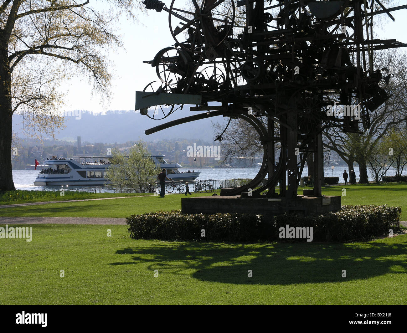 Kunst Stadtkultur Heureka 1964 Jean Tinguely Zürich Skulptur Schiff Ufer Geschick Schweiz Europa Schlepptau Stockfoto