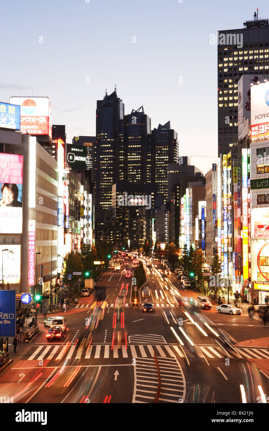 Japan Asia Tokio Tokyo Shinjuku Distrikt Koshukaido Avenue bei Nacht Nacht Neon Straßenlaternen Wohnblöcke Stockfoto