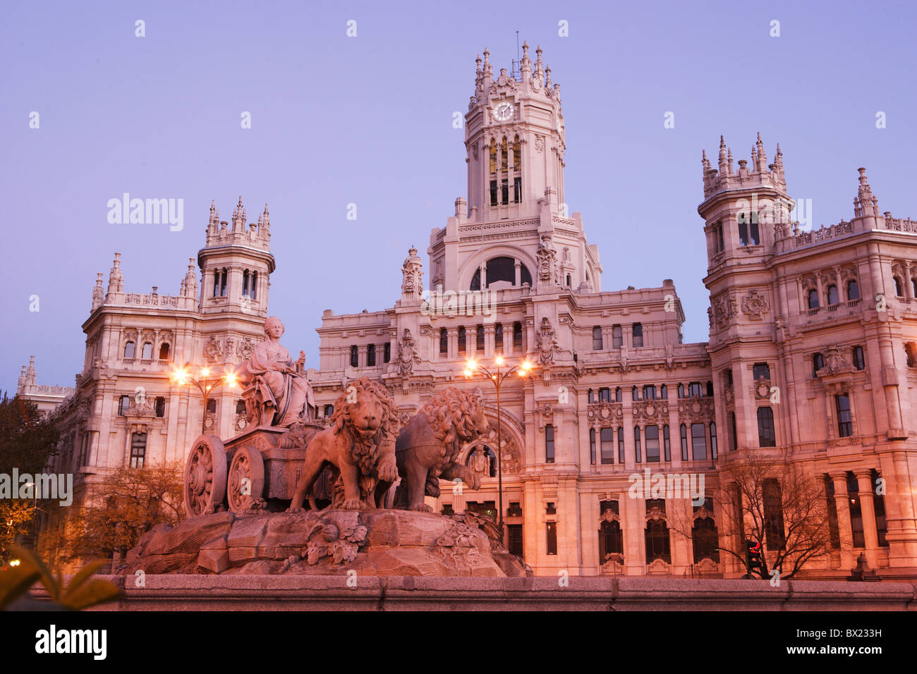 Spanien Europa Madrid Plaza de Cibele Palacio de Communicaciones gut Hochbau Dämmerung twilight Stockfoto