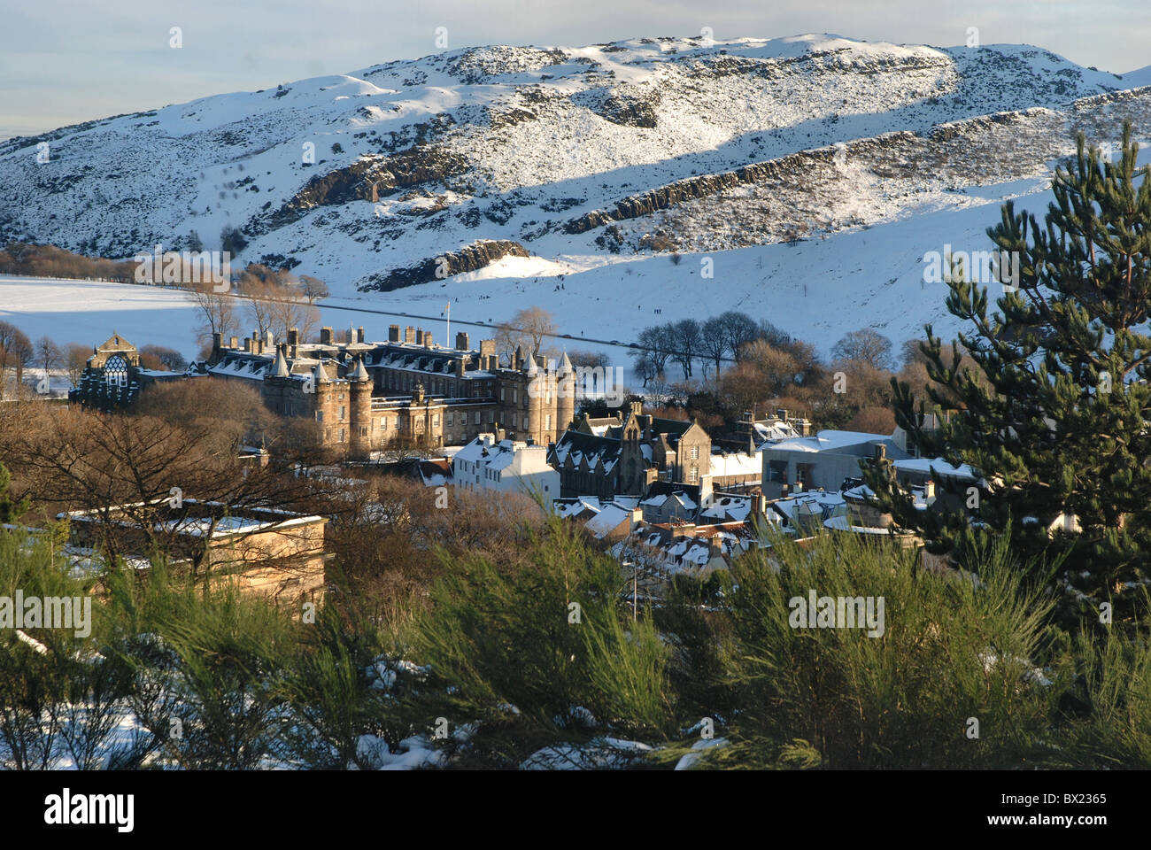 Blick auf Holyrood Palace und Holyrood Park vom Calton Hill in Edinburgh an einem verschneiten Tag im Dezember. Stockfoto