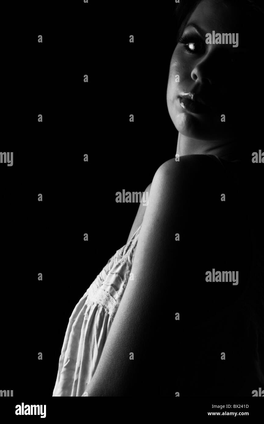 Schwarz / weiß Mode Porträt eines Modells trägt einen stilvollen Top. Stockfoto