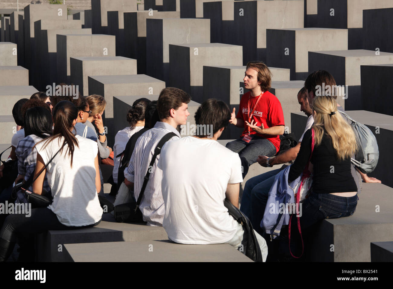 Reisegruppe mit jungen Menschen auf das Denkmal für die ermordeten Juden Europas in Berlin, Deutschland Stockfoto