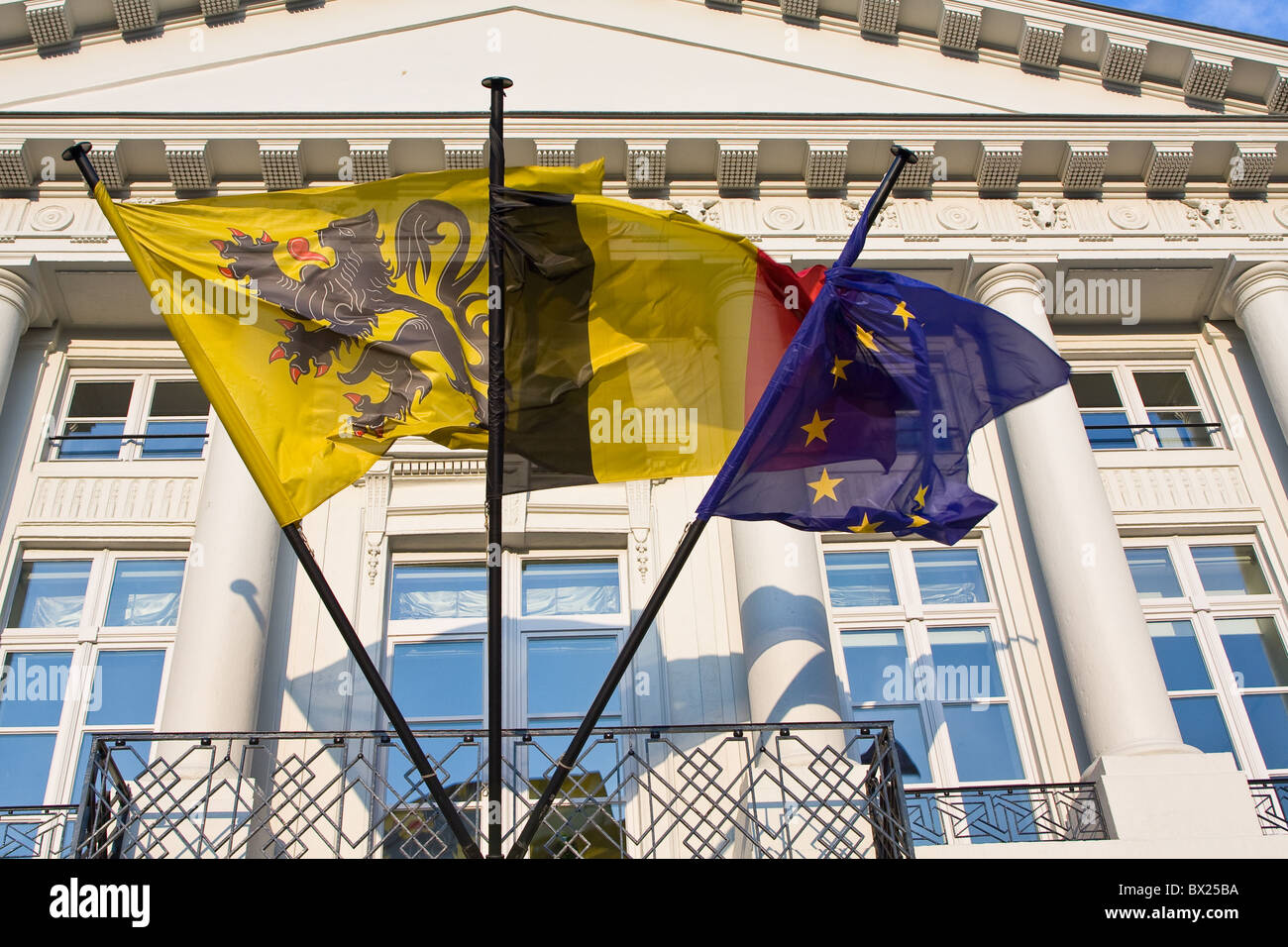 Flämische, belgischen und europäischen Flaggen auf der flämischen Regierung in Brüssel, Belgien Stockfoto