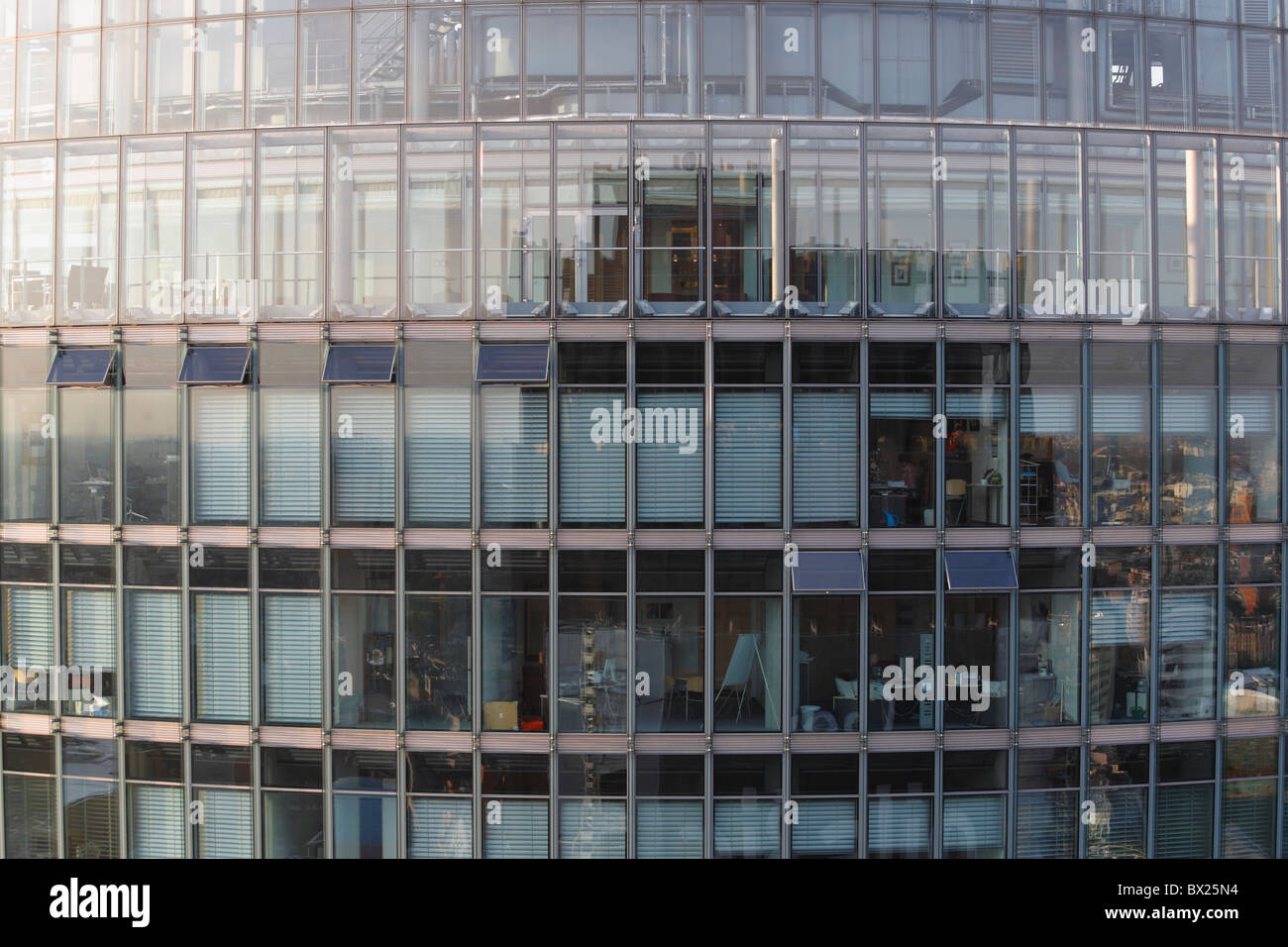 Glasfassade des DB-Hochhauses in Berlin Stockfoto