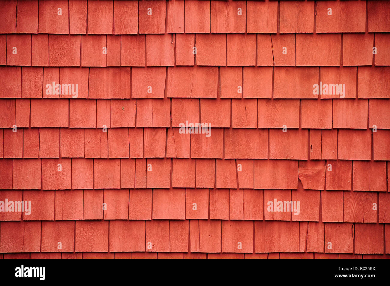Roten Schindeln auf einer Scheune Horizontal Stockfoto