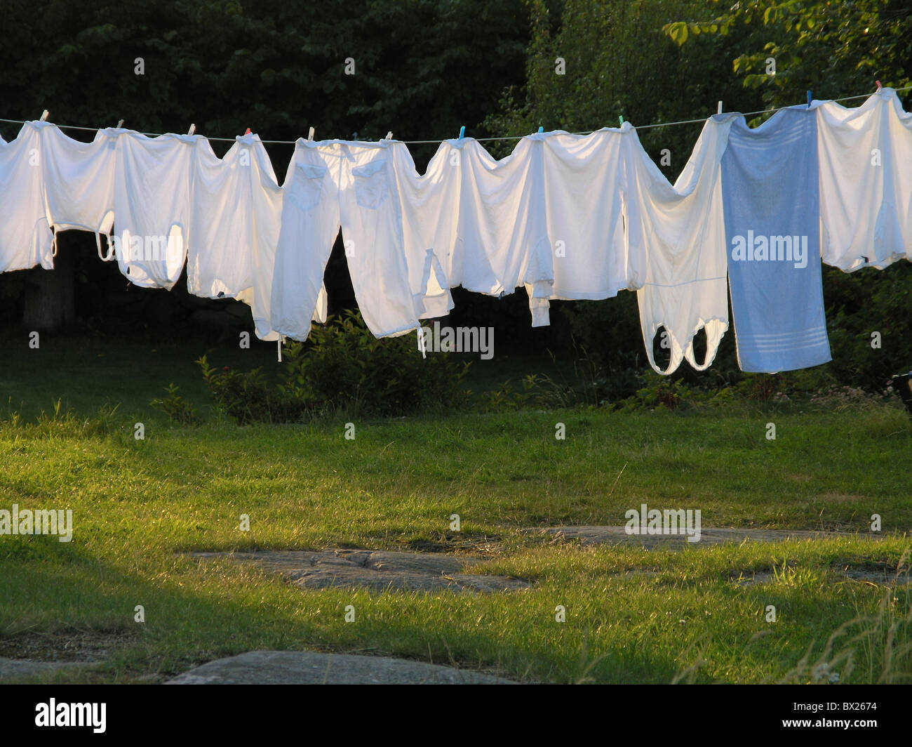 Kleidung Linie Wäscheleinen Farbe Farbe Kleider trocken Haushalt Wäsche draußen Waschungen Stockfoto