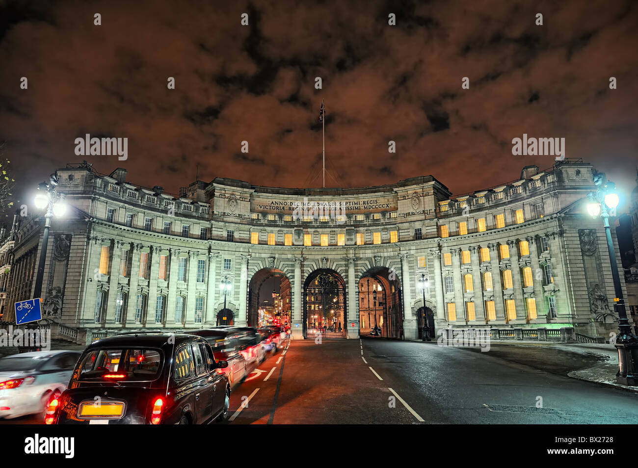 Admiralty Arch, Mall, London, England, UK, Europa, im Winter nachts beleuchtet. Stockfoto