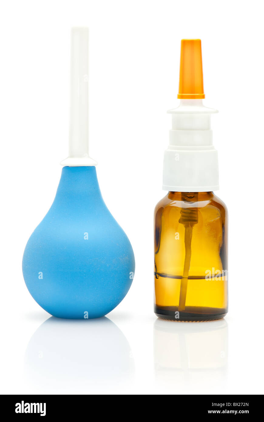 Flasche des nasalen Spray und Kautschuk medizinische Birne mit einer Spitze auf weißem Hintergrund Stockfoto