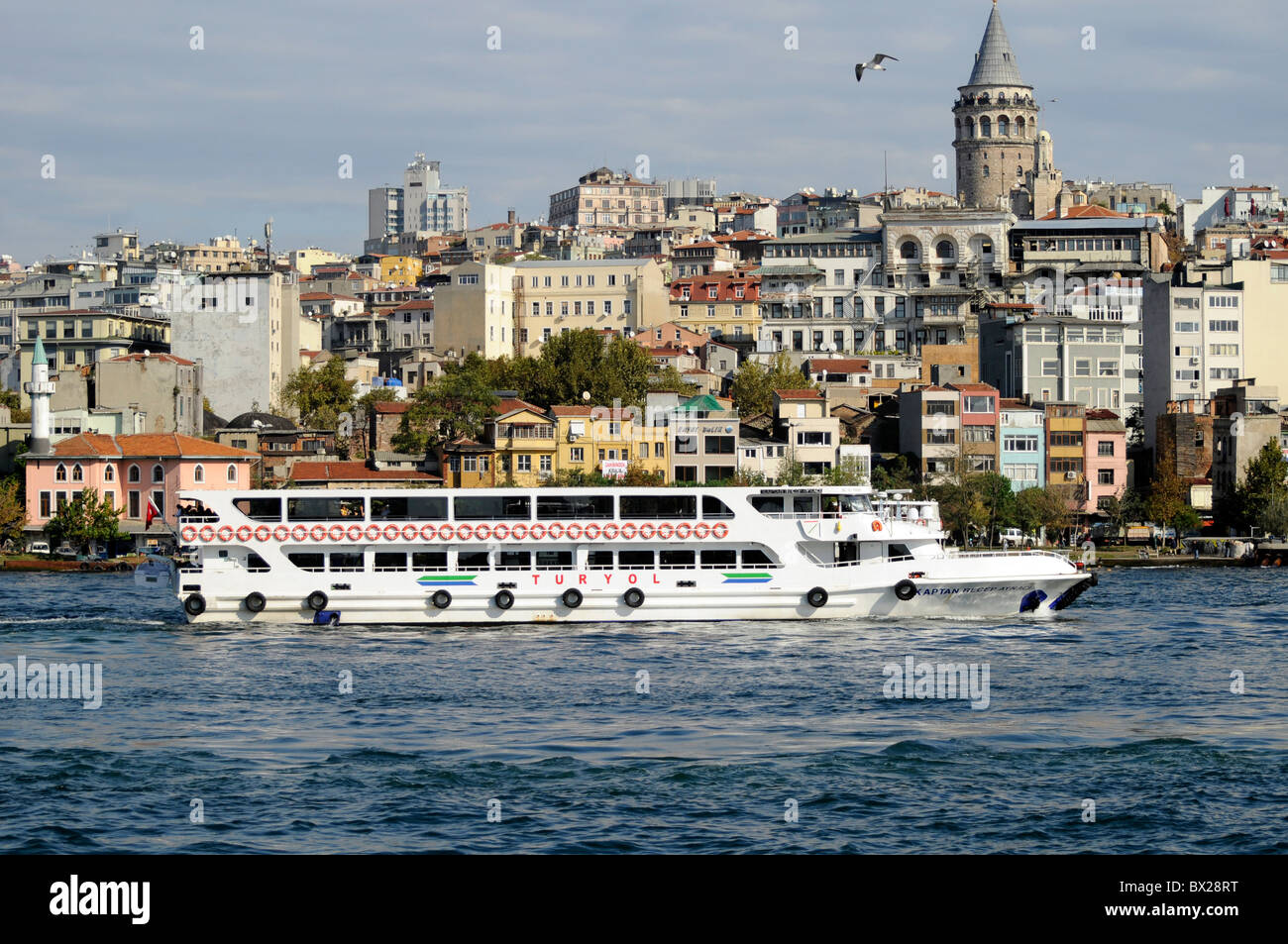 Touristen auf einen Turyol Anblick sehen Fahrt entlang dem Bosporus von dem Goldenen Horn, Istanbul, Türkei. Galata-Turm im Hintergrund Stockfoto