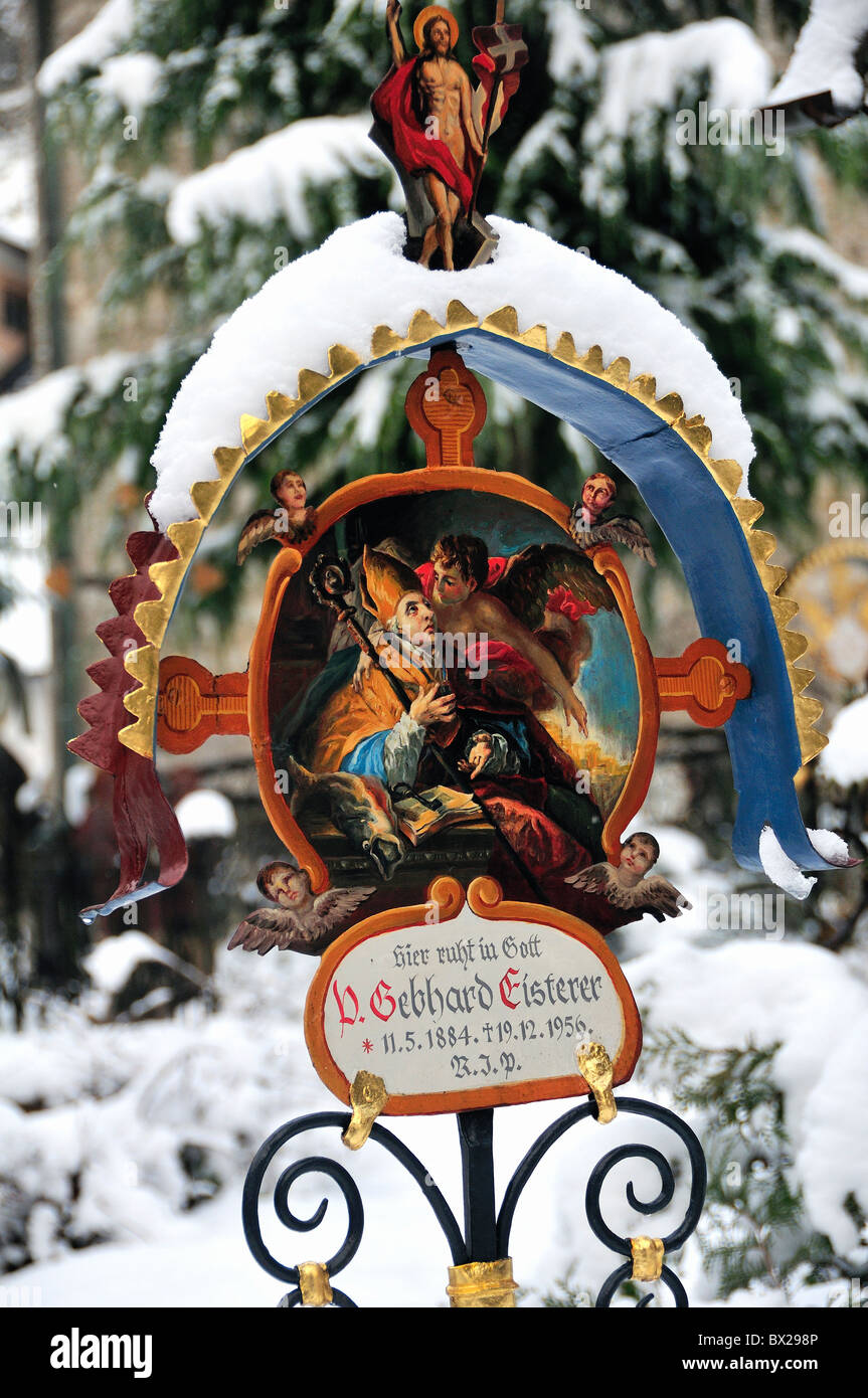 Schneebedeckte Grabmarkierung im Petersfriedhof oder Petersfriedhof eine Touristenattraktion in Salzburg, Österreich Stockfoto