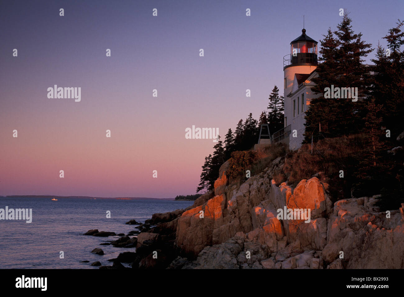 Leuchtturm Küste Meer Stimmung Dämmerung Twilight Bass Harbor Scheinwerfer Mount Desert Island, Maine USA USA Amerika Stockfoto