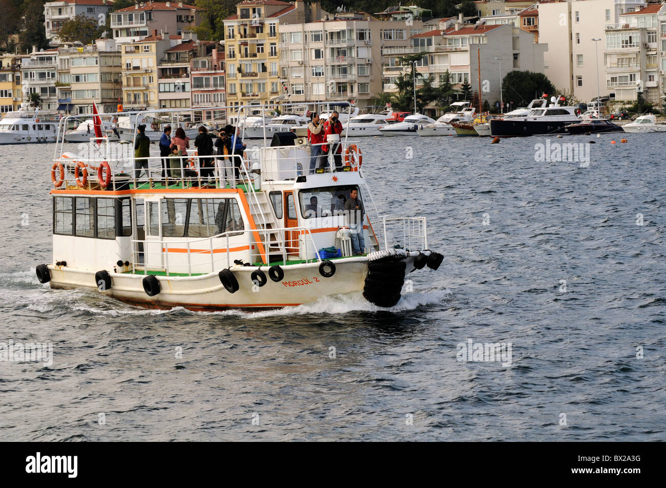 Touristen auf einen Blick sehen Kreuzfahrt auf den Bosporus vom Goldenen Horn, Istanbul, Türkei Stockfoto