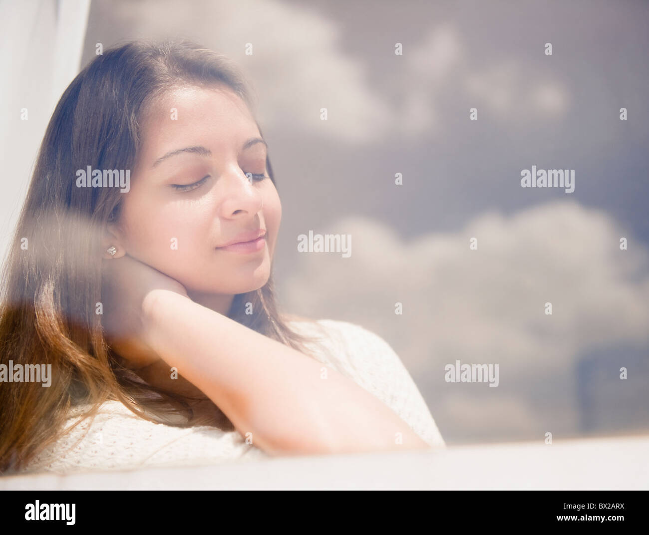 Ruhige entspannende indische Frau Stockfoto