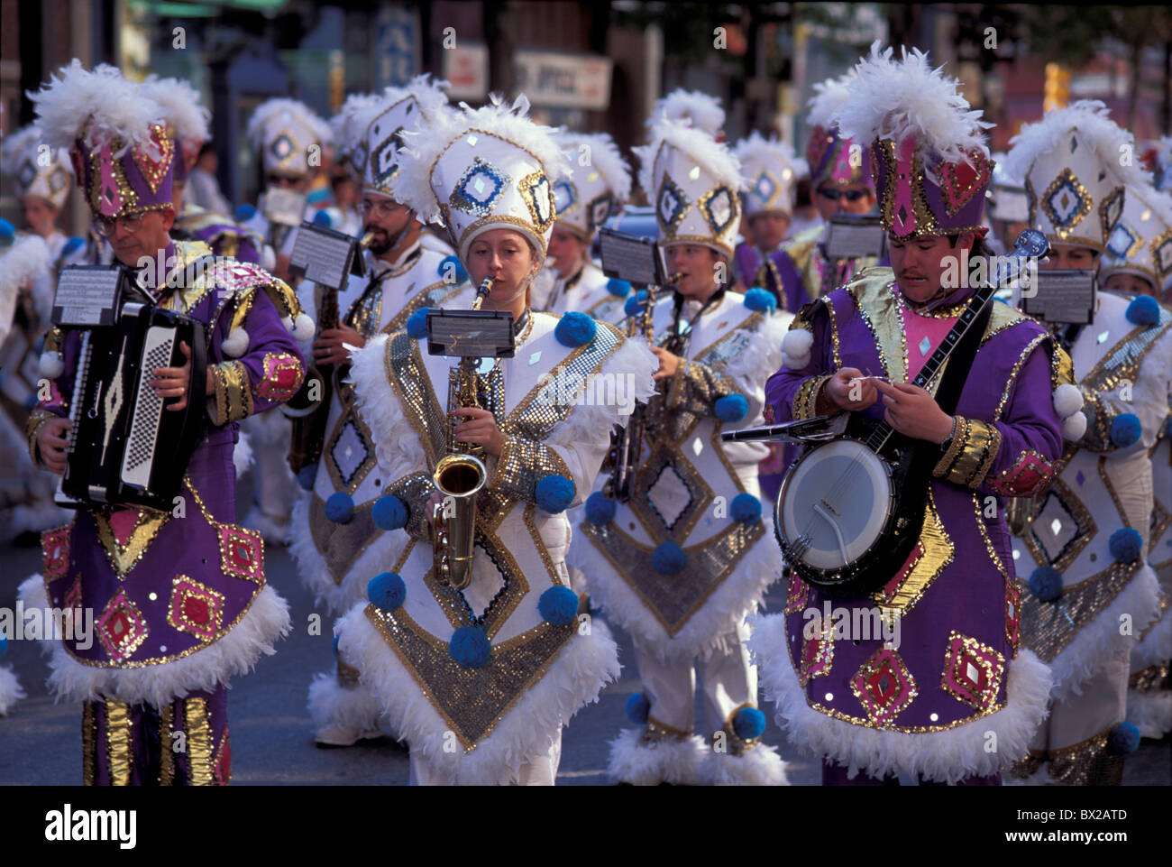 Marching Band-Volume Marchingband Kostüme Umzug Umzug Musik Musiker Feier Streetparade Downtown Stockfoto