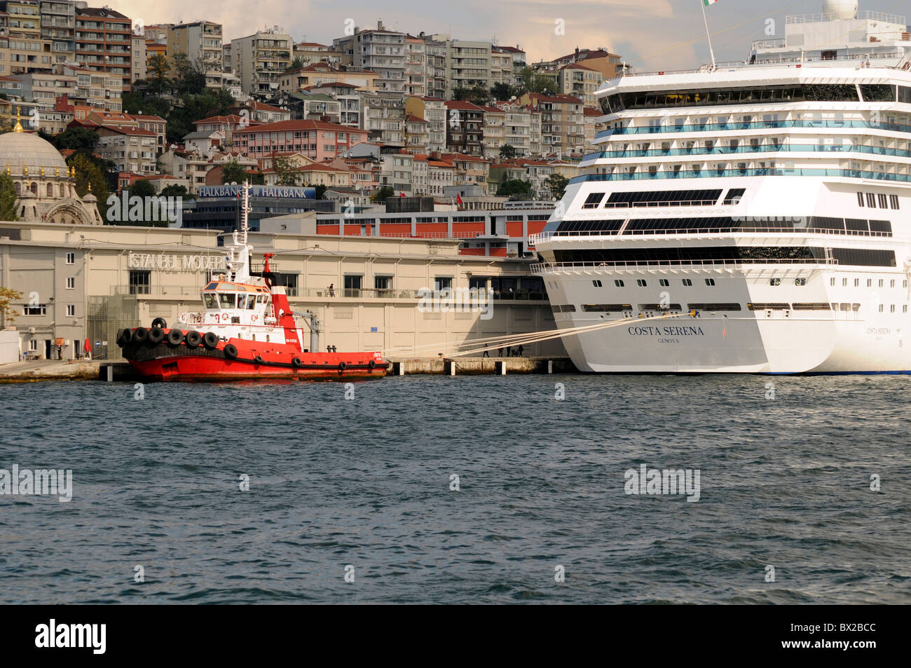 Schlepper Abschleppen Kreuzfahrtschiff Costa Serena, wo das Goldene Horn den Bosporus, Istanbul, Türkei verbindet Stockfoto