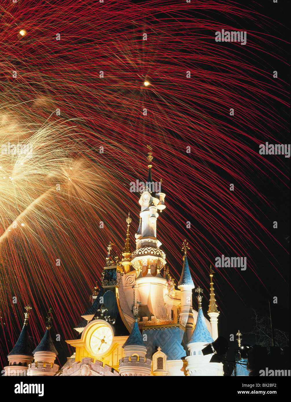 Am Abend schloss Disneyland Paris Märchen Burg Feuerwerk Nacht vertikale Frankreich Europa Stockfoto