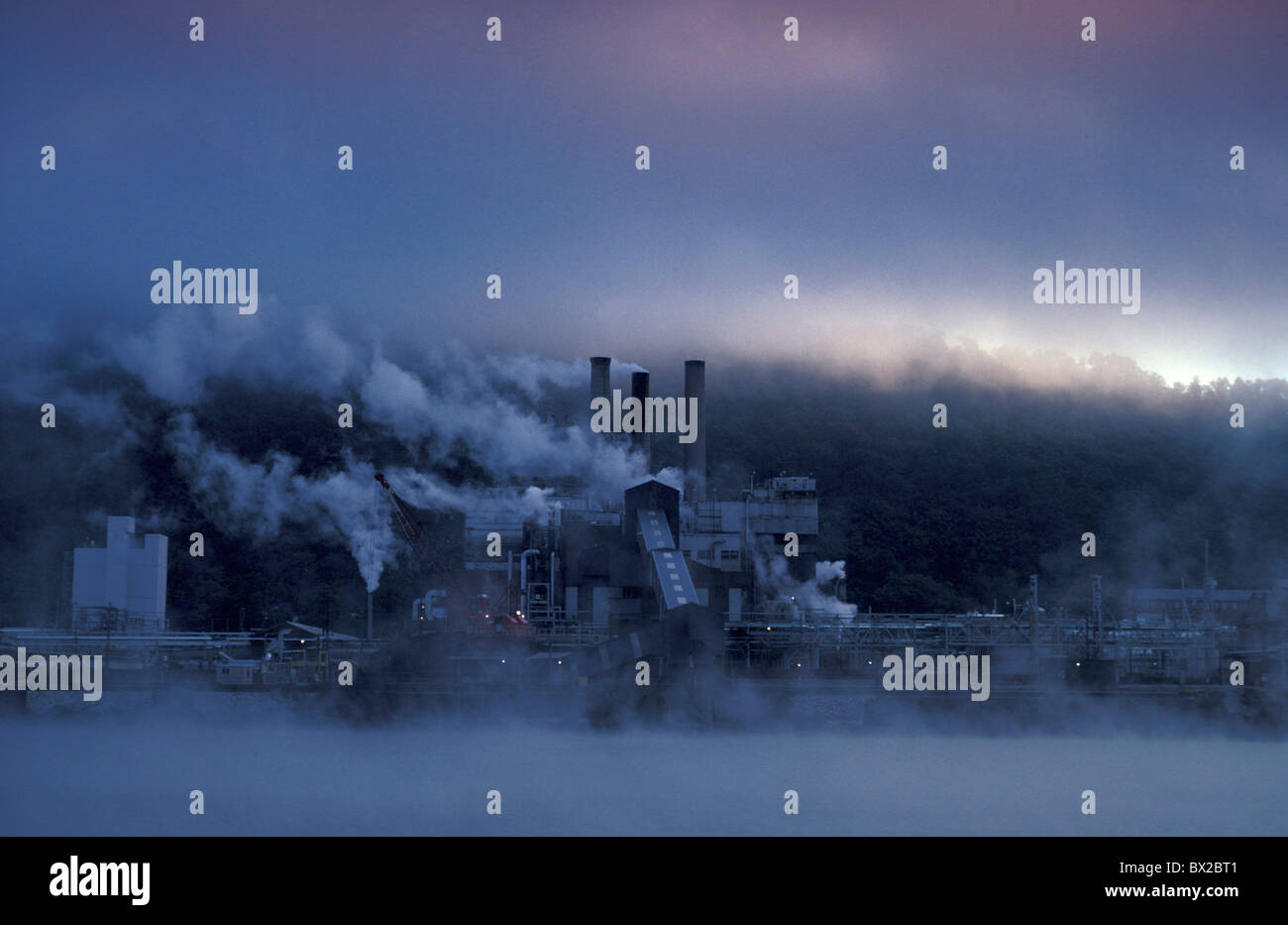Fabrik außerhalb Anordnung Gehäuse Industrie Rauch Produktionschemie DuPont plant Charleston West Virgi Stockfoto
