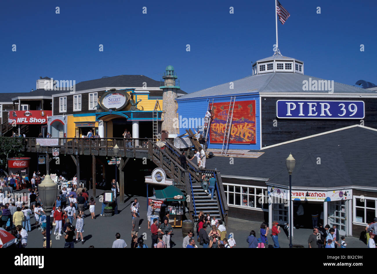 Jett Pier 39 speichert Geschäfte Umgang Menschen San Francisco Kalifornien USA Vereinigte Staaten Stockfoto