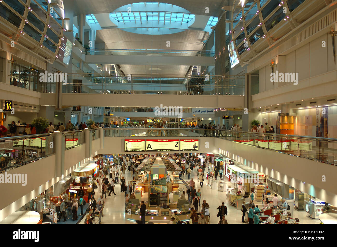 Dubai International Airport Flughafen Innen Atrium Shops Geschafte Geschafte Einkaufen Geschafte Passagiere Menschen Tr Stockfotografie Alamy