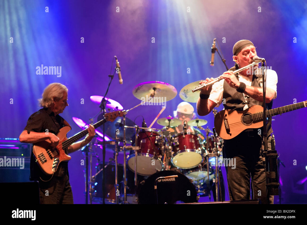 Ian Anderson (Flute) Doane Perry (Schlagzeug) und David Goodier (Bass) von Jethro Tull spielen Live in Jerusalem, August 2010 Stockfoto