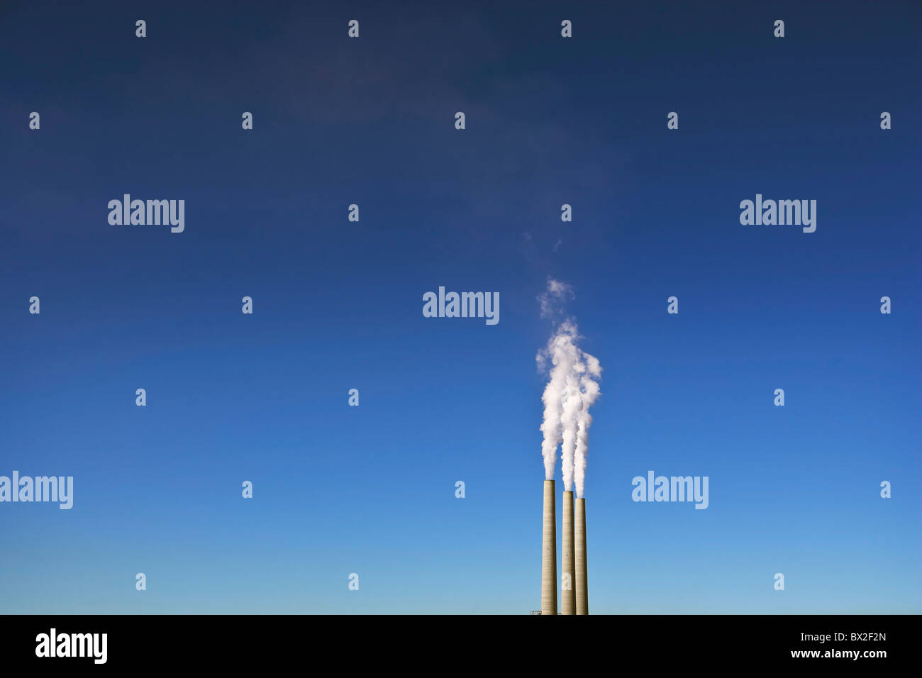 Schornsteine erreichen hoch in den blauen Himmel im nördlichen Arizona im November 2010. Stockfoto