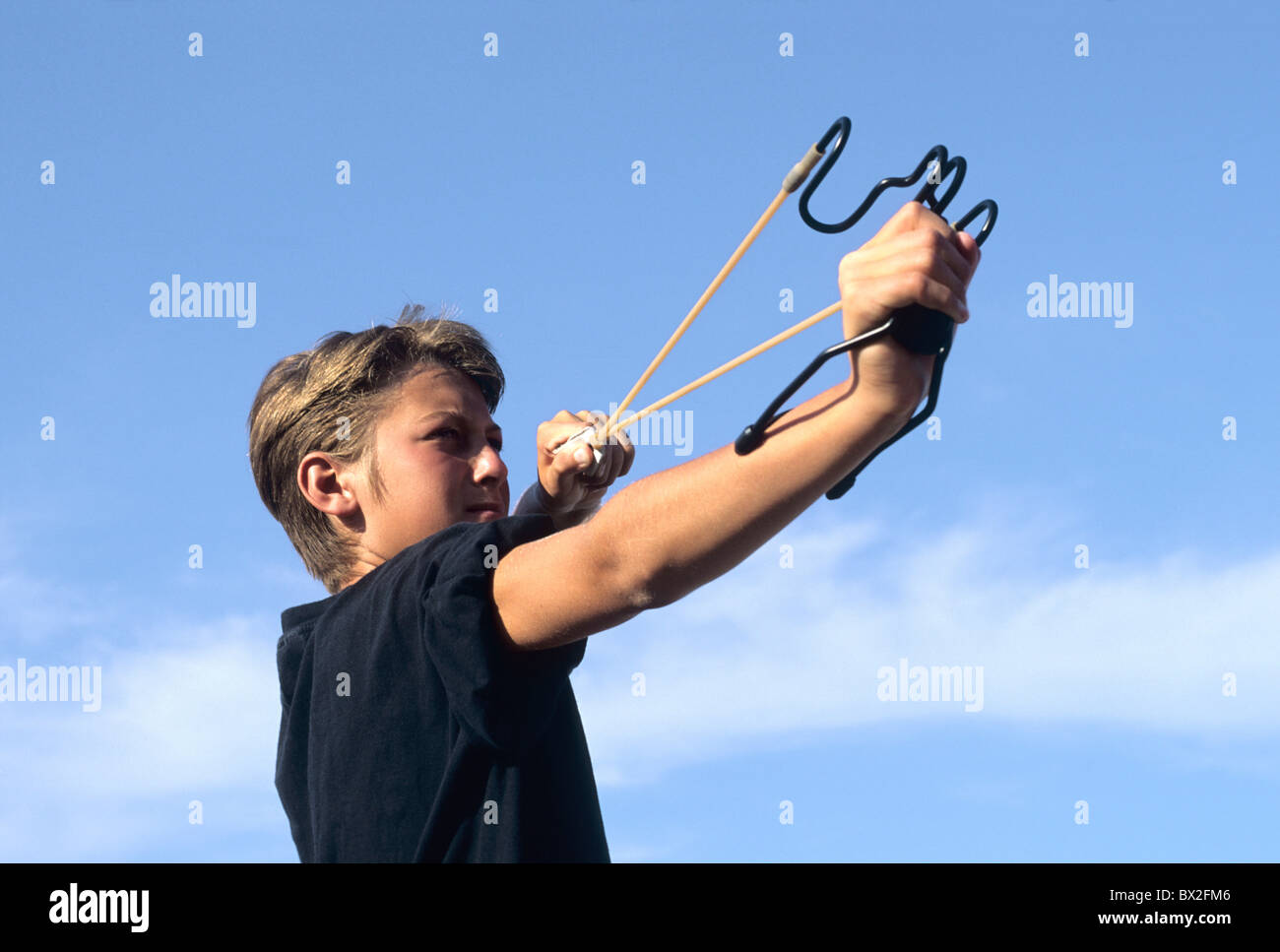 Junge Kind Spiel Spiele Modell veröffentlicht spielen Streich Scamp Schleuder schleudern spielen Spielzeug Spielzeug Stockfoto