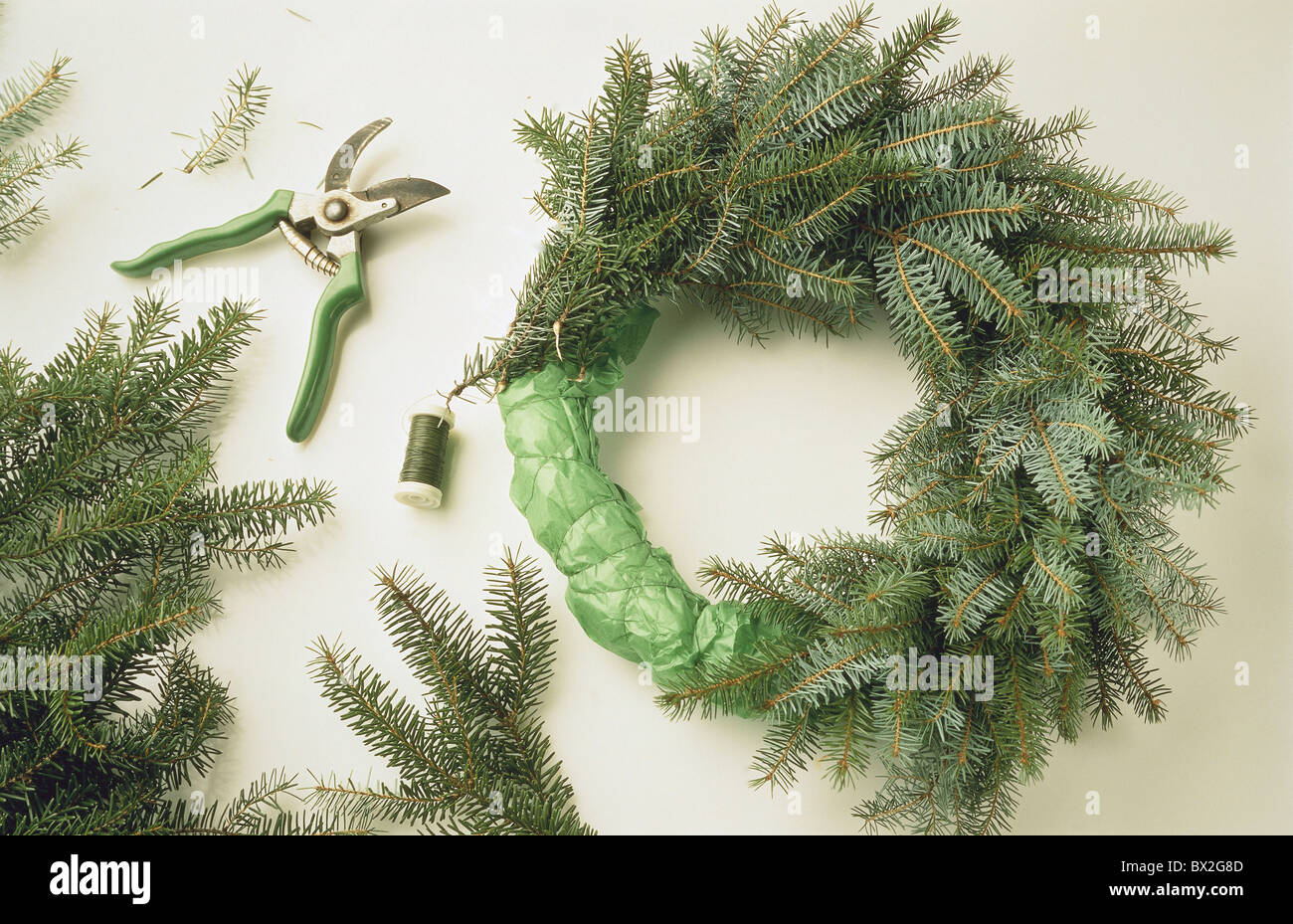 Weihnachten weihnachtlich Dekor Dekoration Adventsschmuck machen x-mas Schritt Kranz Kränze Stockfoto