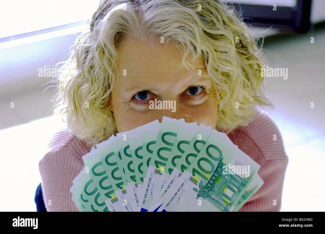 Bank Banknoten Währung Seniorin Euro Finanzen im Inneren Lichter Mittelalter Modell freigegeben Geld Notizen Stockfoto