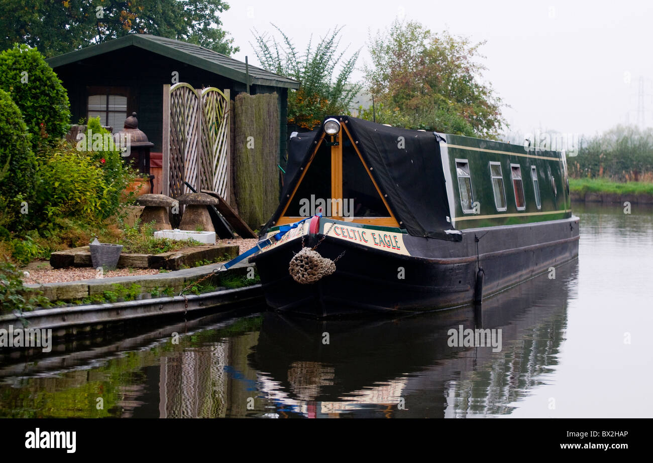 Kanal-Szene Schiff vertäut Leinpfad und Holzschuppen mit Gärten für das Hausboot Hausboot gemacht Stockfoto
