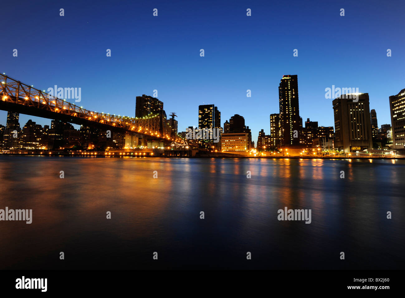 Queensborough Bridge in New York City bei Nacht Stockfoto