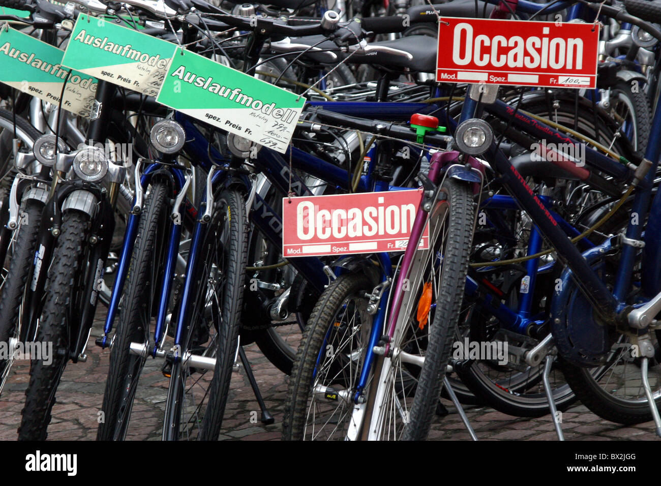 Fahrrad Fahrräder Bike Fahrräder braucht Gelegenheit Occasionen Outlet Modelle erfordert, dass Handel Verkauf mehrere Fahrräder Stockfoto