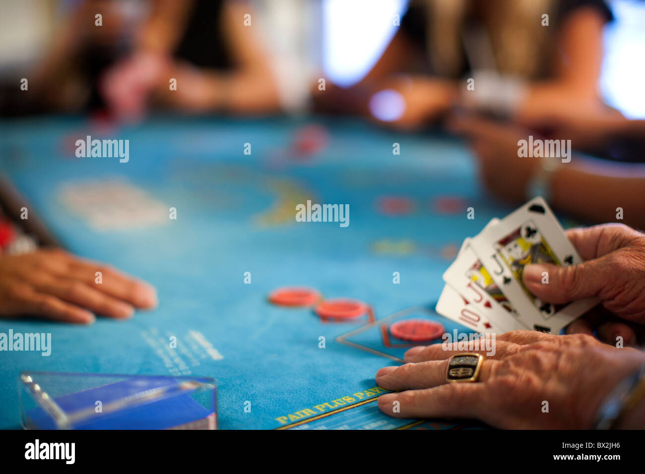 Menschen, die mit dem Pokern im casino Stockfoto