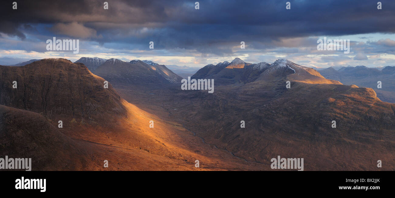 Spätabends Sonneneinstrahlung auf Beinn Dearg, Beinn Eighe und Gipfelns, Torridon, Wester Ross, Schottisches Hochland Stockfoto