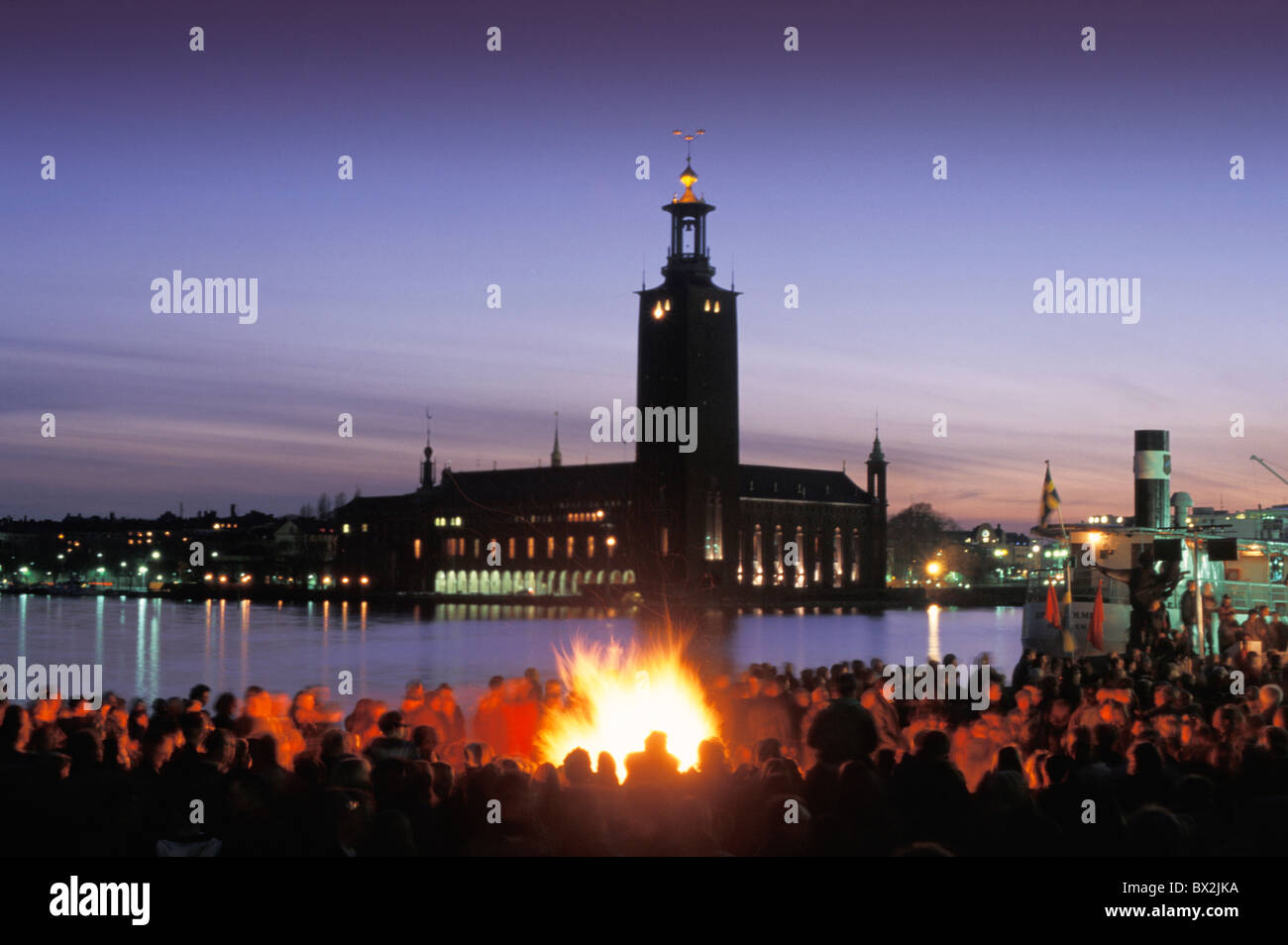 Anordnung bei Nacht Feier Stadt Party Feuer Flammen Nacht Party Menschen Stockholm-Schweden-Europa-Stadt Stockfoto