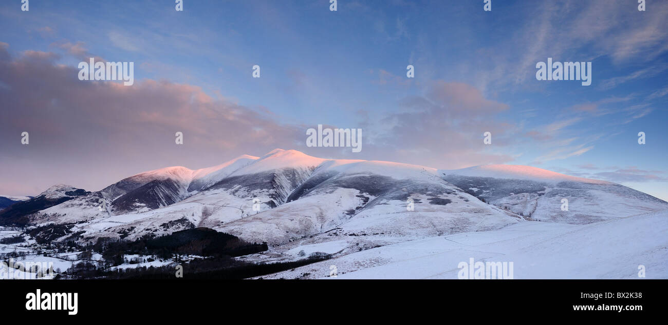 Erstes Licht auf Skiddaw und Lonscale fiel im Winter im englischen Lake District. Die Aussicht vom Latrigg Stockfoto