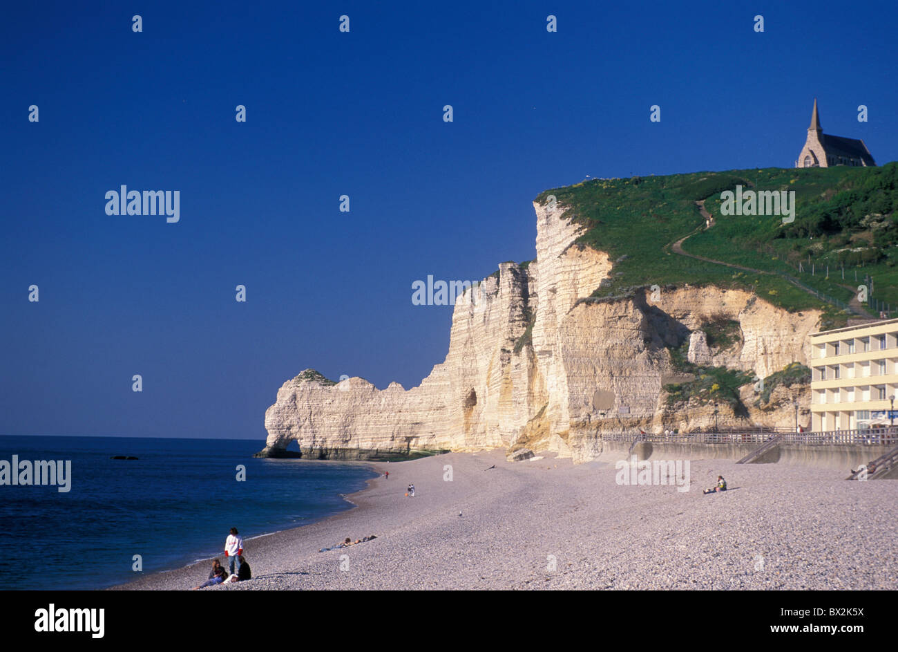Menschen Kiesel Strand Meeresklippen Etretat Normandie Frankreich Europa Stockfoto