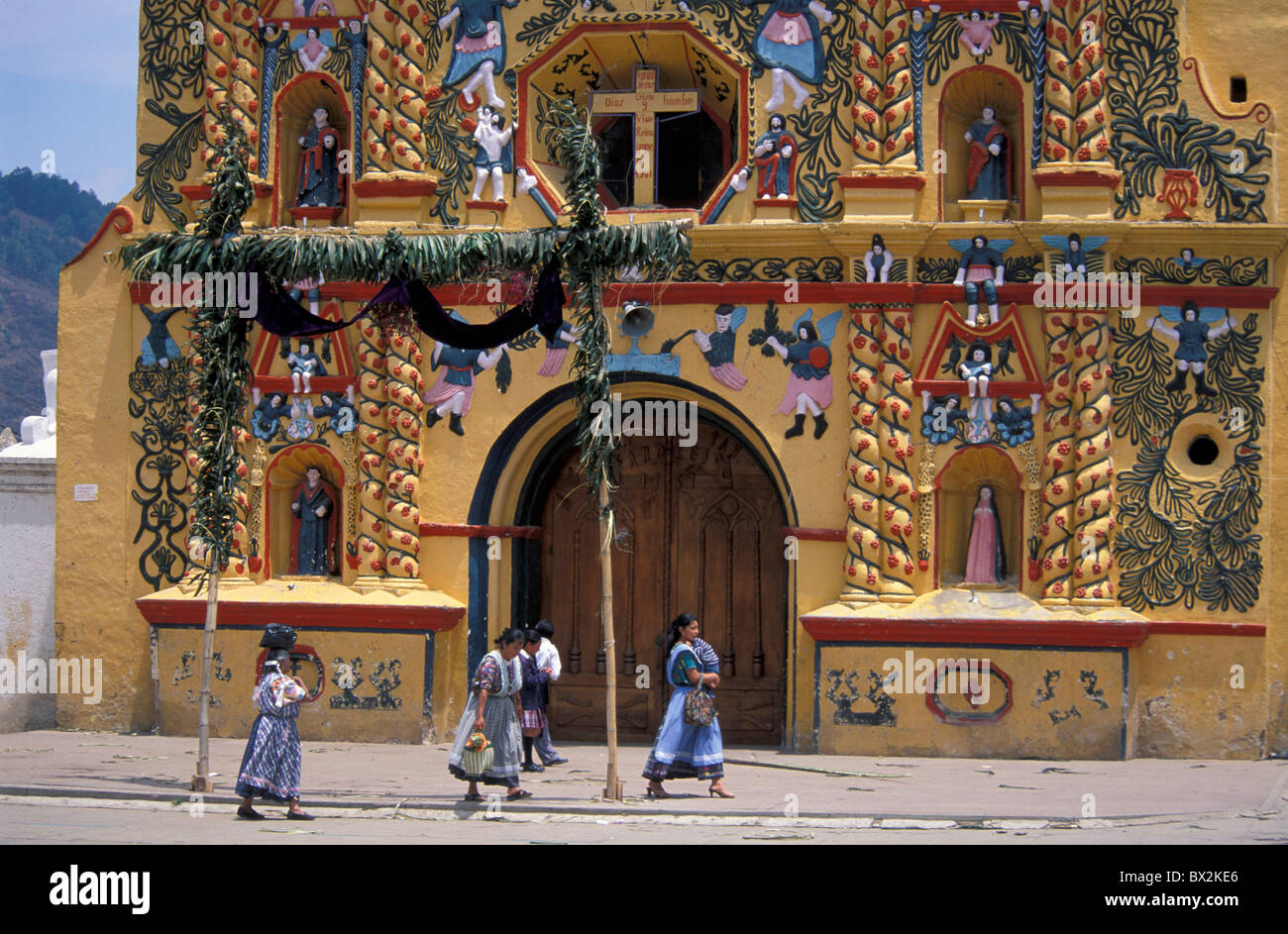 Fassade der Kirche Iglesia San Andres Xecul Guatemala Zentralamerika gemalt Menschen Religion Christentum Stockfoto