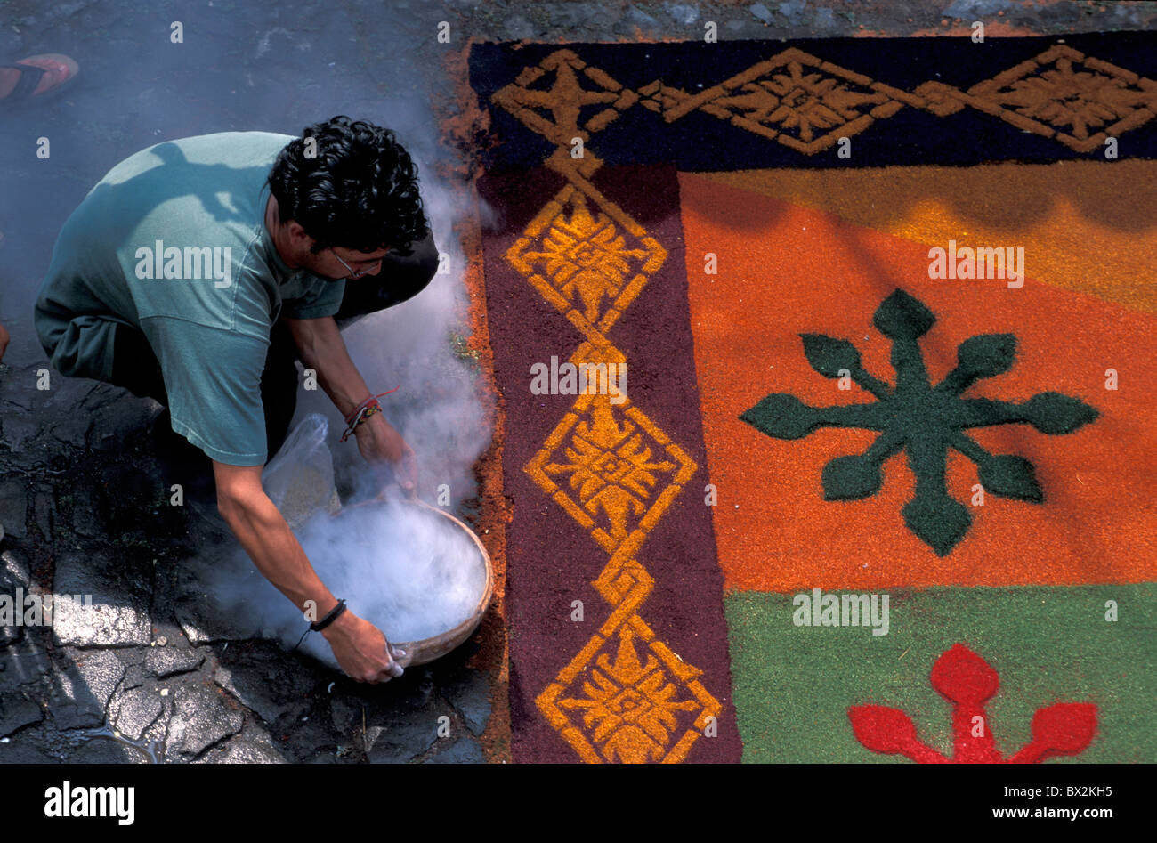 Semana Santa Karwoche Antigua Guatemala Zentralamerika Festival Teppich Früchte essen Religion Christentum Stockfoto