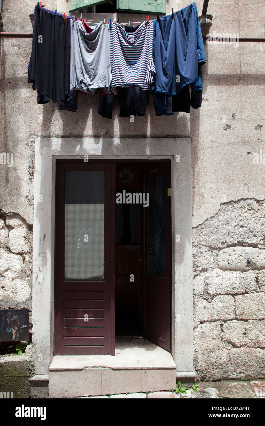 Wäsche hängt über der Tür in der mittelalterlichen Stadt von Kotor, Montenegro Stockfoto