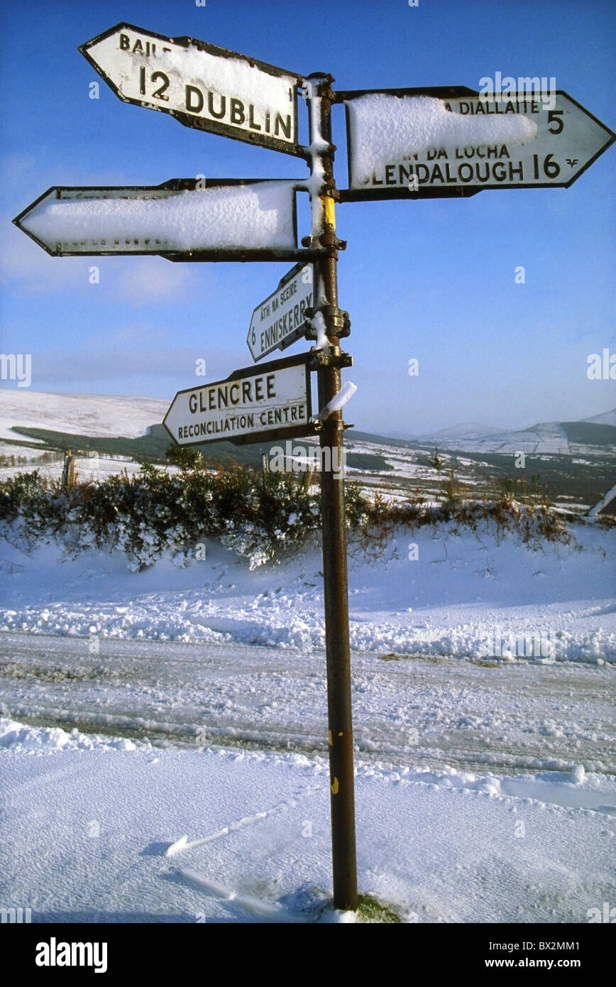 Glencree, Co Wicklow, Irland; Schneebedeckte Wegweiser Stockfoto