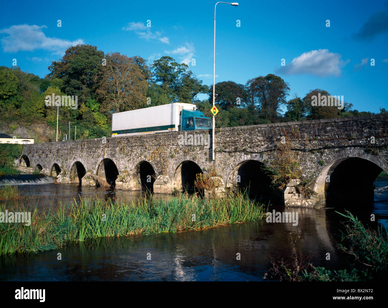 Slane, Co Meath, Irland; LKW auf einer kleinen Brücke Stockfoto