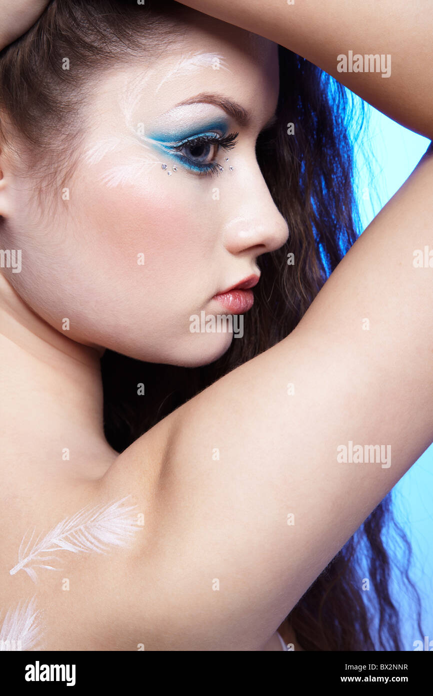 Portrait von junge schöne Frau mit weiße Feder Körperkunst Stockfoto